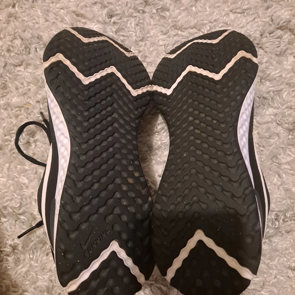 Nike Black and White Jogging Sneakers - Picture 8 of 9